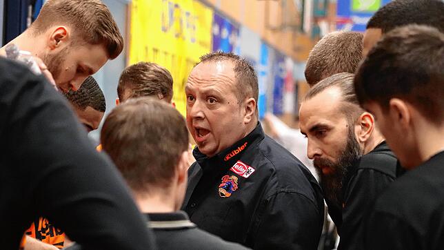 Möglicherweise muss Panthers-Trainer Alen Velcic (Mitte) seinen Spielern demnächst erklären, dass die Saison vorzeitig beendet wird.
