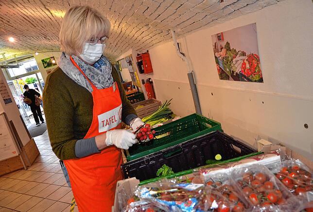 Im Tafelladen werden die gespendeten Lebensmittel dann sortiert, hier von Susanne Priebe.