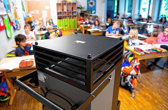 Luftfilter in Klassenräumen sollen Kinder vor einer Coronainfektion schützen (Symbolbild).
