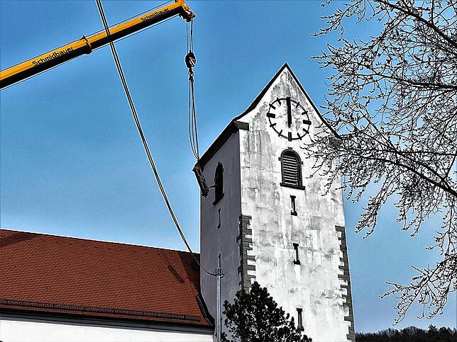 Eines der alten stählernen Aufhängungsteile wird aus dem Turm geholt.