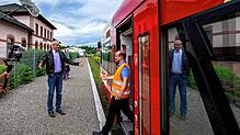 Meßkirchs Bürgermeister Arne Zwick begrüßte am 1. Juli 2021 am Meßkircher Bahnhof den ersten Personenzug, der nach 49 Jahren wieder auf ...