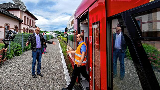 Meßkirchs Bürgermeister Arne Zwick begrüßte am 1. Juli 2021 am Meßkircher Bahnhof den ersten Personenzug, der nach 49 Jahren wieder auf ...