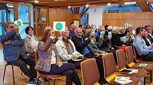 Gemeinschaftskunde für Erwachsene, die sich für Kommunalpolitik interessieren: Mit Kärtchen soll das Publikum entscheiden, ob eine ...