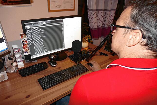 Der Moderator spielt vor der selbst zusammengestellten Playlist während einer seiner Sendungen den nächsten Volksmusikhit ab.