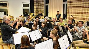 Die Musikkapelle Wasser bereitet sich mit ihrem Dirigenten Ulrich Lilienthal (links) auf das „Best of“-Konzert vor, das am 7. Dezember ...