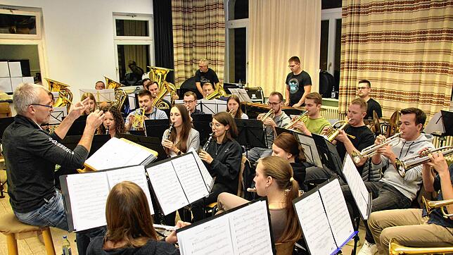 Die Musikkapelle Wasser bereitet sich mit ihrem Dirigenten Ulrich Lilienthal (links) auf das „Best of“-Konzert vor, das am 7. Dezember ...