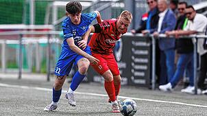 Dennis Hiller (rechts) und der FV Walbertsweiler-Rengetsweiler (rechts Dennis Hiller), hier im Spiel gegen den 1. FC Rielasingen-Arlen ...