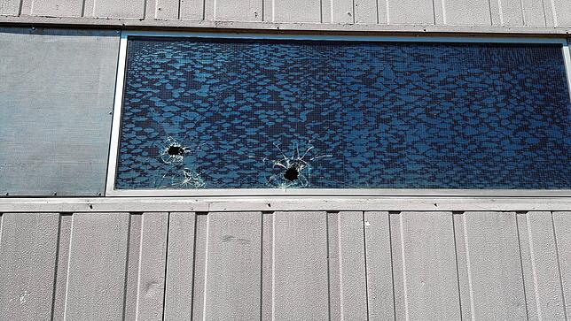 Auf der Rückseite des Marktes wurde eine Fensterscheibe eingeworfen.