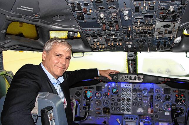 David Dornier im Cockpit der Landshut, die derzeit in einem Hangar in der Stadt Friedrichshafen steht.