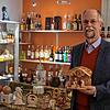 Doppelte Freude: Mit den fair gehandelten Produkten ermöglicht man auch den Erzeugern ein besseres Leben, erklärt Karl-Wilhelm Frommeyer ...