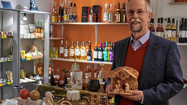Doppelte Freude: Mit den fair gehandelten Produkten ermöglicht man auch den Erzeugern ein besseres Leben, erklärt Karl-Wilhelm Frommeyer ...