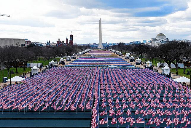 Fahnen statt Menschen füllen corona-bedingt die National Mall.