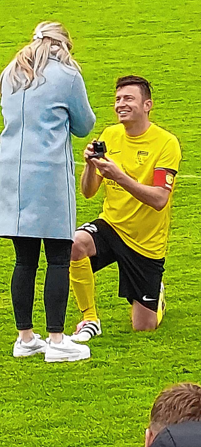Nach dem Spiel gegen den FC Steißlingen machte Marc Honsell seiner Partnerin Caroline auf dem Rasen im Brühl-Stadion einen Heiratsantrag.