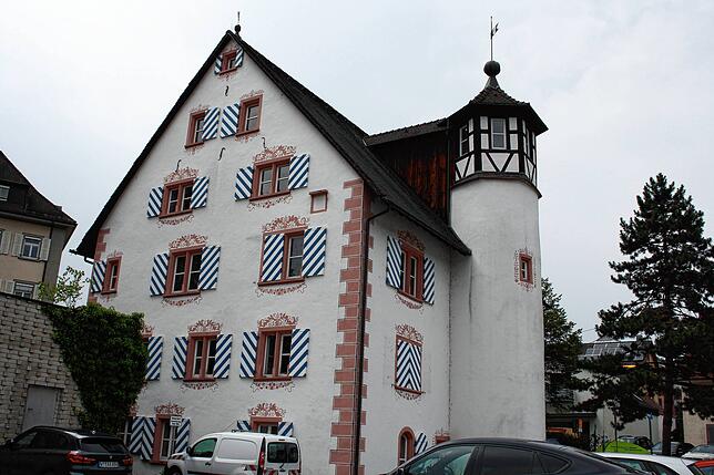 Das Alte Schloss der Herren von Schönau, ein schlichter Bau der deutschen Renaissance, befindet sich am Wehrer Rathausplatz.