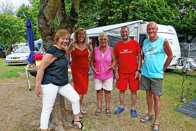 Ein Bild aus unbeschwerten Tagen: Im ersten Jahr ihres Campingurlaubs haben sie sich kennengelernt, noch 30 Jahre später – im ...