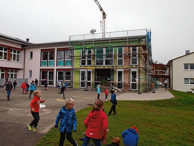 So sah es im Oktober 2016 aus, als der dritte Bauabschnitt des Anbaus am Mensa-Teil lief. Der Schulhof hat sich inzwischen sehr ...