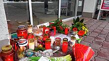 Der Ort des Geschehens: Vor dem Schnäppchenmarkt Megamix wurden Blumen, Kerzen und Botschaften niedergelegt.