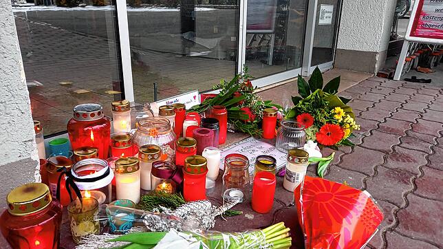 Der Ort des Geschehens: Vor dem Schnäppchenmarkt Megamix wurden Blumen, Kerzen und Botschaften niedergelegt.