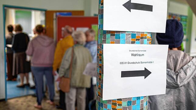 Viel los: Bei der Kommunal- und Europawahl gab es lange Warteschlangen bei Wahllokalen in Konstanz wie hier in der Grundschule Sonnenhalde.