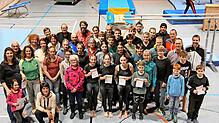 Die Teilnehmerinnen und Teilnehmer an der Sportabzeichenaktion 2024 versammeln sich in der Schonacher Sporthalle nach der Überreichung ...