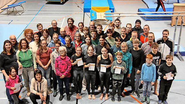 Die Teilnehmerinnen und Teilnehmer an der Sportabzeichenaktion 2024 versammeln sich in der Schonacher Sporthalle nach der Überreichung ...