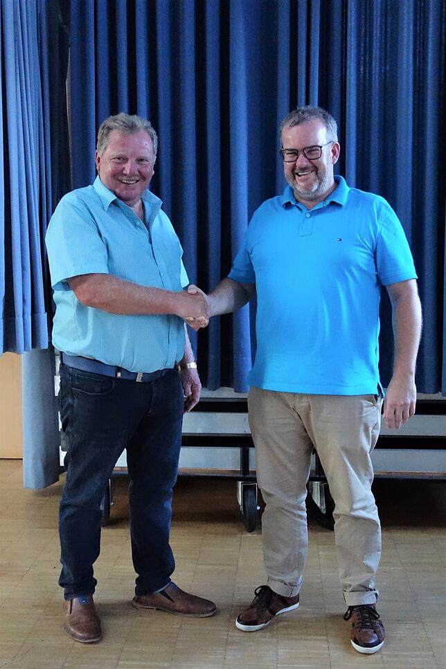 Generationswechsel auf Augenhöhe: Der scheidende Ortsvorsteher Sigfried Weber (links) gratuliert seinem Nachfolger Daniel Plocher zur Wahl.