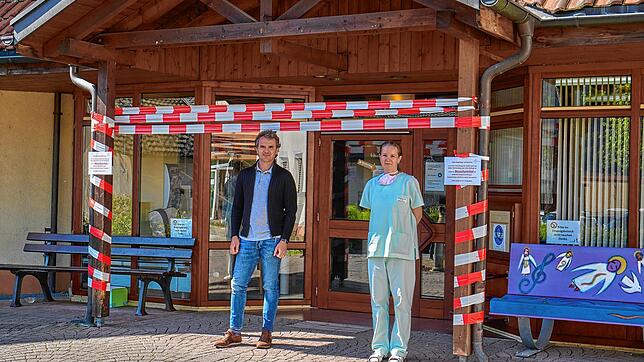 Mit Abstand: Heimleiter Boris Blazevic und Stationsleiterin Schwester Katja sowie ihre 79 Kollegen kümmern sich mit viel Einsatz um die ...