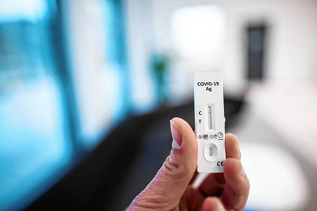 Nach 15 Minuten lässt sich auf den Antigen-Schnelltests erkennen, ob der Test positiv oder negativ auf das Covid-19-Virus ausfällt.
