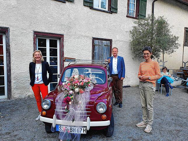 Als sei dieses Auto auf dem Weg an den Traualtar. Von links: Gaby Hauptmann, Jan Zeitler, Edith Heppeler vor der ehemaligen Kapuzinerkirche.