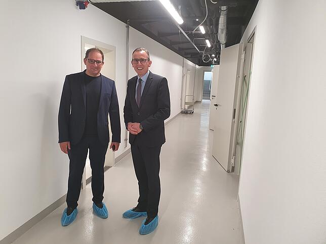 Sowohl Architekt Flöß (links) als auch Landrat Sven Hinterseh versichern: Die Immobilie sei auch in dieser Dimension eingeplant gewesen. ...