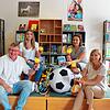 Frank Dei, Alina Binkele, Corinna Bruggaier und Gabriele Gietz (von links) stoßen mit einem alkoholfreien Cocktail auf das ...