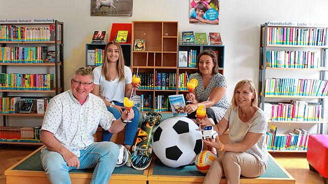 Frank Dei, Alina Binkele, Corinna Bruggaier und Gabriele Gietz (von links) stoßen mit einem alkoholfreien Cocktail auf das ...
