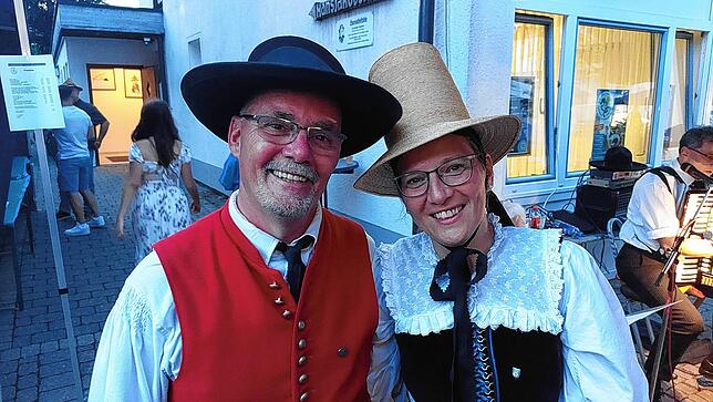 Regionale Tradition von ihrer schönsten Seite: Ralf Schade, Tanzleiter, und Karin Seifert, Vorsitzende der Trachtengruppe Schwenningen.