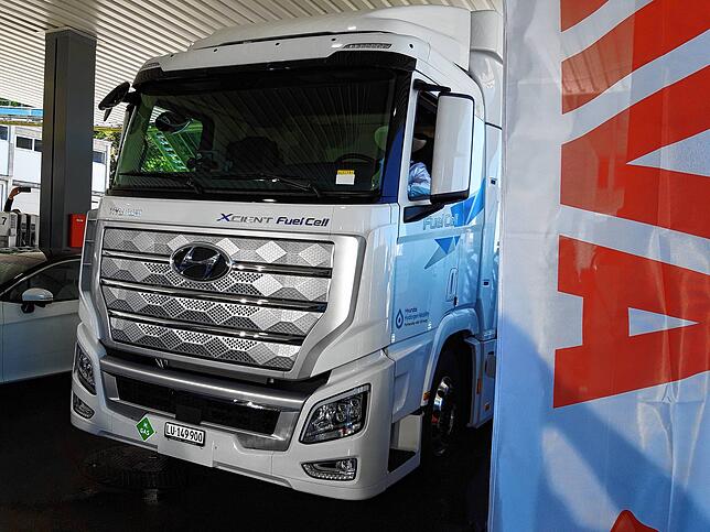 Kommt mit einer Tankfüllung Wasserstoff 400 Kilometer weit: Brennstoffzellen-Truck von Hyundai mit 36 Tonnen Gesamtgewicht.