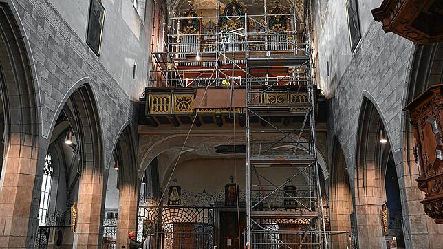 Mitarbeiter einer Gerüstbaufirma hausen die Orgel im Münster ein. Die Arbeiten sind der Beginn der umfangreichen Innensanierung des ...