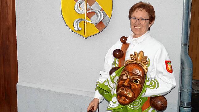 Elisabeth Schweizer trägt ihr Faßkopf-Häs mit Freude. Als Vorlage für die hölzernen Faßkopfmasken dienten Menschengesichter, die zu ...