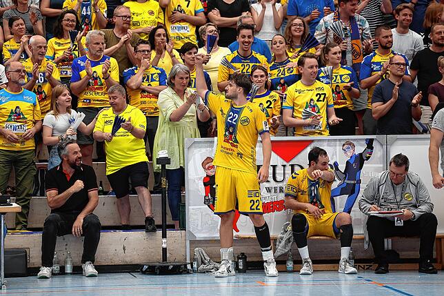 Bild 23: HSG Konstanz feiert den Aufstieg in die 2. Handball-Bundesliga. Bilder vom Spiel gegen Hildesheim