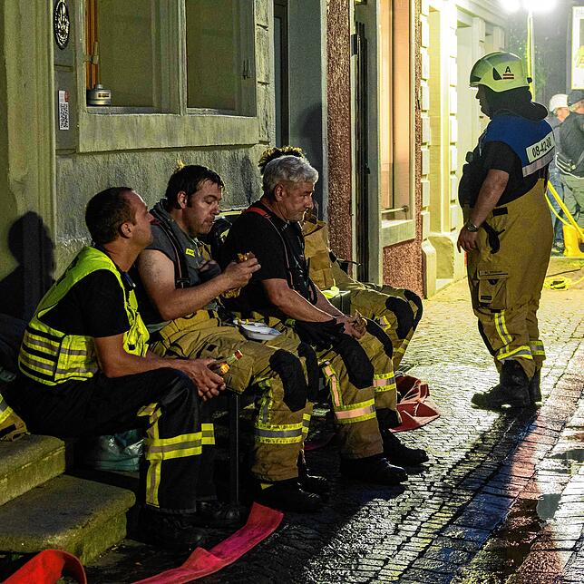 Der Großbrand fordert alle Einsatzkräfte in hohem Maß. Kurze Verschnaufpausen zwischendurch sind dringend nötig, ebenso wie eine ...