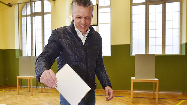 Thorsten Frei (CDU) am Sonntagvormittag bei der Stimmabgabe in seinem Wahllokal in Donaueschingen.