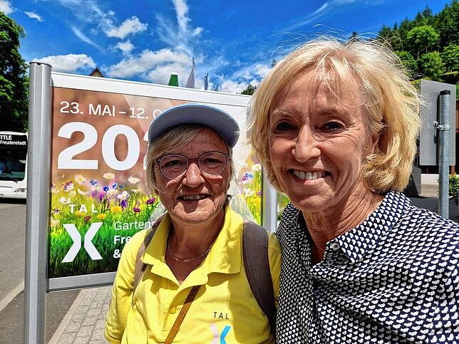 Gartenschau-Geschäftsführerin Cornelia Möhrlen (r.) und Lotsin Monika Hartensuer.