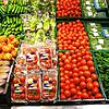 Im Gemüse-Regal gibt es Tomaten mit und ohne Plastikverpackung.