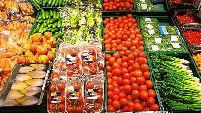 Im Gemüse-Regal gibt es Tomaten mit und ohne Plastikverpackung.