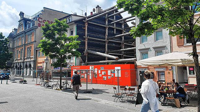 In der Kreuzlinger Straße 14 ist in der Nacht zum Samstag (28.5.) ein Stützbalken in der Baustellen heruntergefallen.