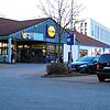 Der Lidl an der Rielasinger Straße soll einem Lidl-Neubau mit Wohnbebauung weichen. Die Pläne wurden jetzt im Gestaltungsbeirat vorgestellt.
