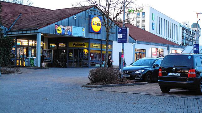 Der Lidl an der Rielasinger Straße soll einem Lidl-Neubau mit Wohnbebauung weichen. Die Pläne wurden jetzt im Gestaltungsbeirat vorgestellt.