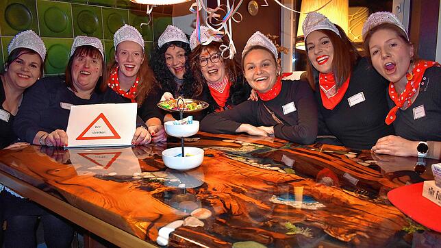 Frauen der Trachtenkapelle feierten als fröhlich-streikende Serviererinnen den Birkendorfer Wieberobed.
