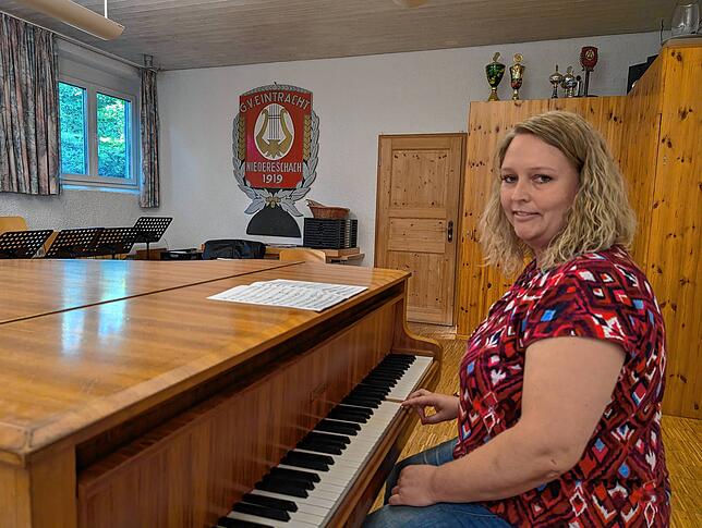 Den richtigen Ton treffen: Sabrina Sattler vom Niedereschacher Xangverein. Im Hintergrund das alte Vereinswappen.