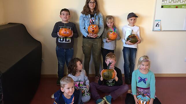 Zusammen mit Bettina Scheu und Mirjam Sauter von den Landfrauen und mit Unterstützung von Xenia Rösch erlebten die Grundschulkinder aus ...
