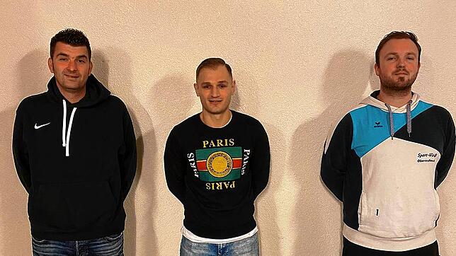 Schönenbachs Neuzugang Elvin Kljajic (mitte) mit Sportfreude-Trainer Branislav Durdevic (links) und dem sportlichen Leiter des ...