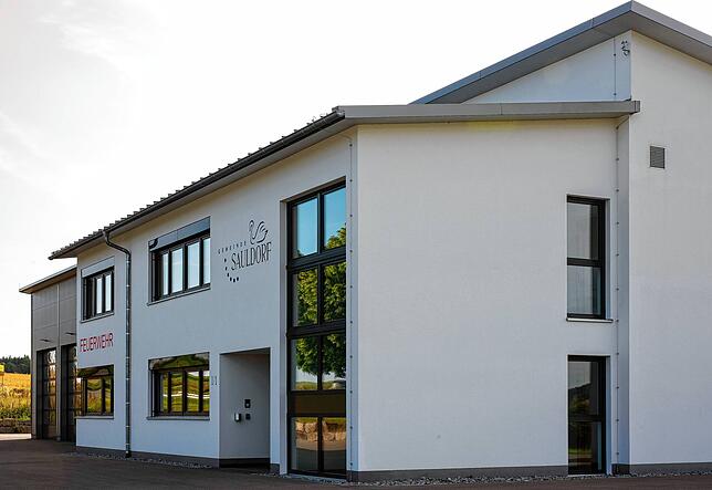 Das Feuerwehr- und Bauhofzentrum Sauldorf wurde im Herbst 2019 seiner Bestimmung übergeben. Die Halle bietet Platz für vier ...